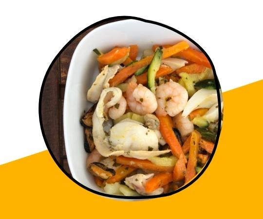 Insalata di mare e verdure julienne