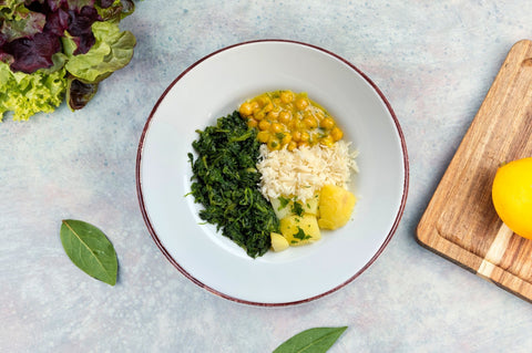 piatto unico con ceci al curry, verdure, riso e patate