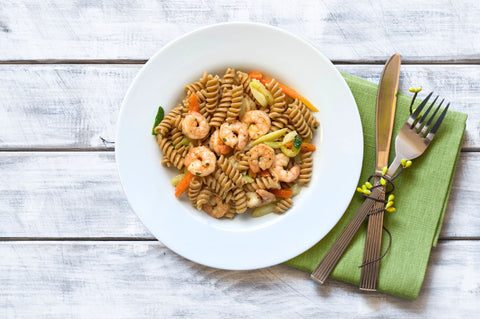 FUSILLI INTEGRALI CON GAMBERETTI E VERDURE JULIENNE