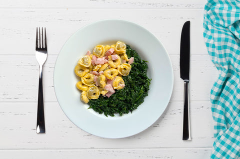 TORTELLINI PANNA E PROSCIUTTO CON CONTORNO DI SPINACI