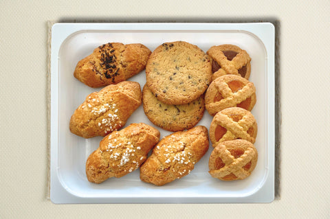 VASSIO PER COLAZIONE CON CORNETTI, COOKIES E CROSTATINE