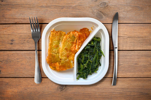 schiscetta vegetariana cannelloni e cicoria nel piatto originale
