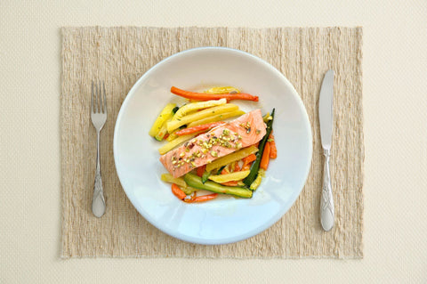 antipasto con salmone e verdure julienne