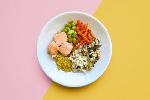 poké salmone, verdure, riso e quinoa