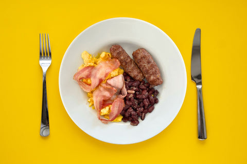 colazione all'inglese con uova, salsiccia, fagioli e pancetta