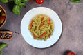 insalata di fusilli con pesto, tonno, pomodori