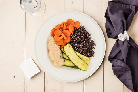 salmone con carote, zucchine e riso nero integrale