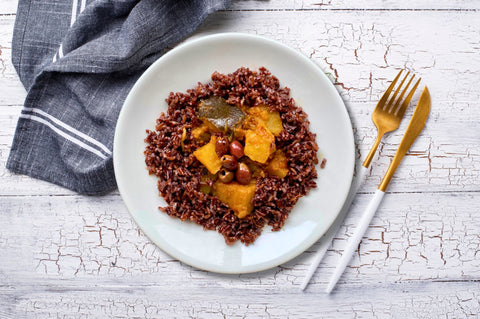 Patate al sugo con melanzane, riso integrale e olive taggiasche