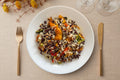 insalata di risi integrali con verdure estive e mandorle tostate