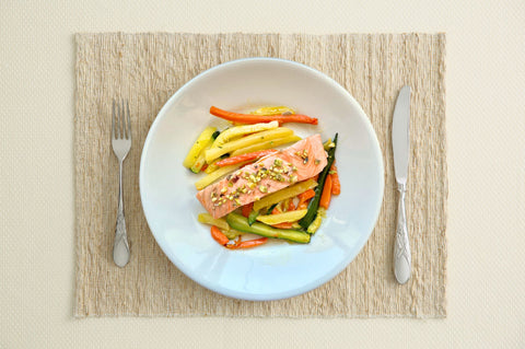 salmone bollito con verdure e granella di pistacchi