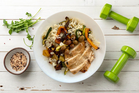 tagliata di pollo con riso, verdure e olive taggiasche