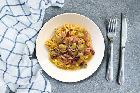 tagliatelle rustiche fatte a mano con fave, pancetta e prosciutto