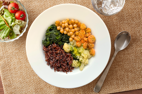 piatto unico vegano con verdure e ceci