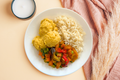 bowl mediterranea con hummus, verdure e riso