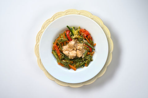 POLLO ALLE MANDORLE CON VERDURE E SALSA ALLA SOIA
