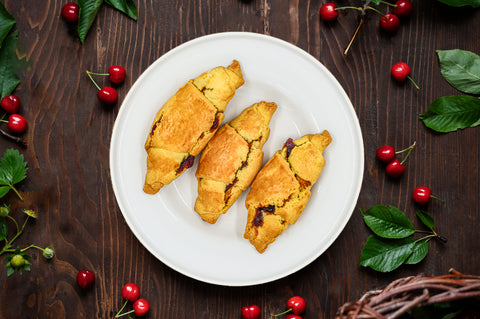 Cornetti di frolla ripieni ai frutti di bosco